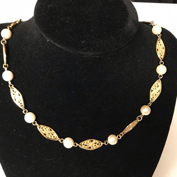 Vintage necklace faux pearls gold tone metal chain - Picture 5 of 8